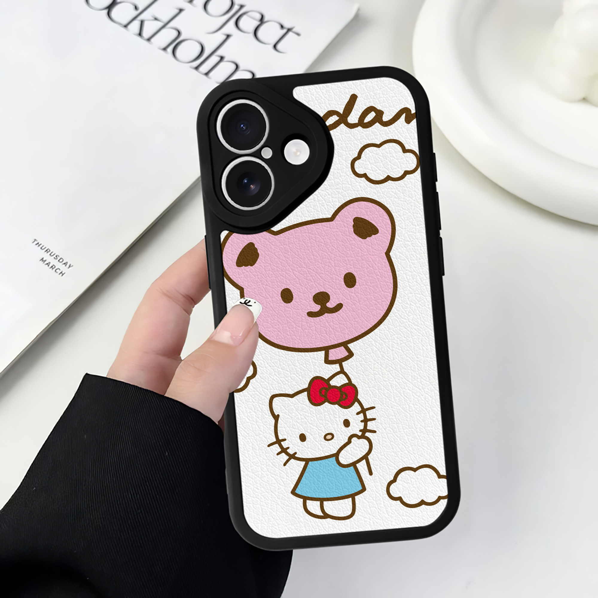 （画像用） Hello Kitty ハローキティ 【iPhone 16シリーズ対応】シリコンスマホケース（レザー調） 材質：シリコン